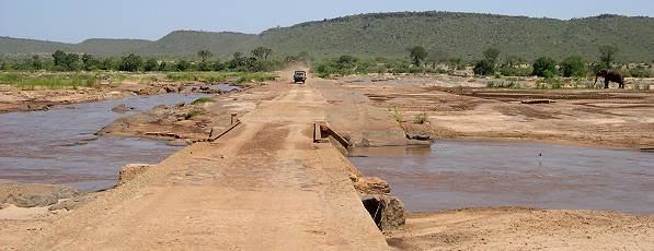 Galana Brücke / Furt und Weg nach Ithumba