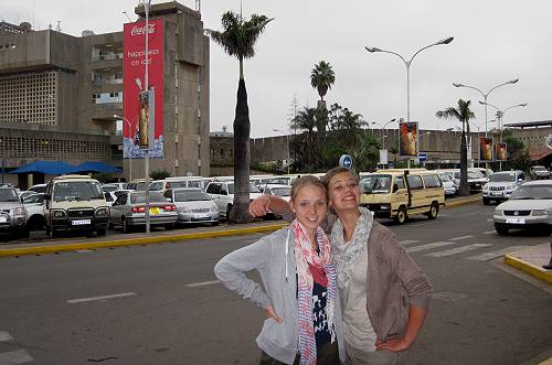 Pixi und Tritze auf dem dem Jomo Kenyatta International Airport in Nairobi
