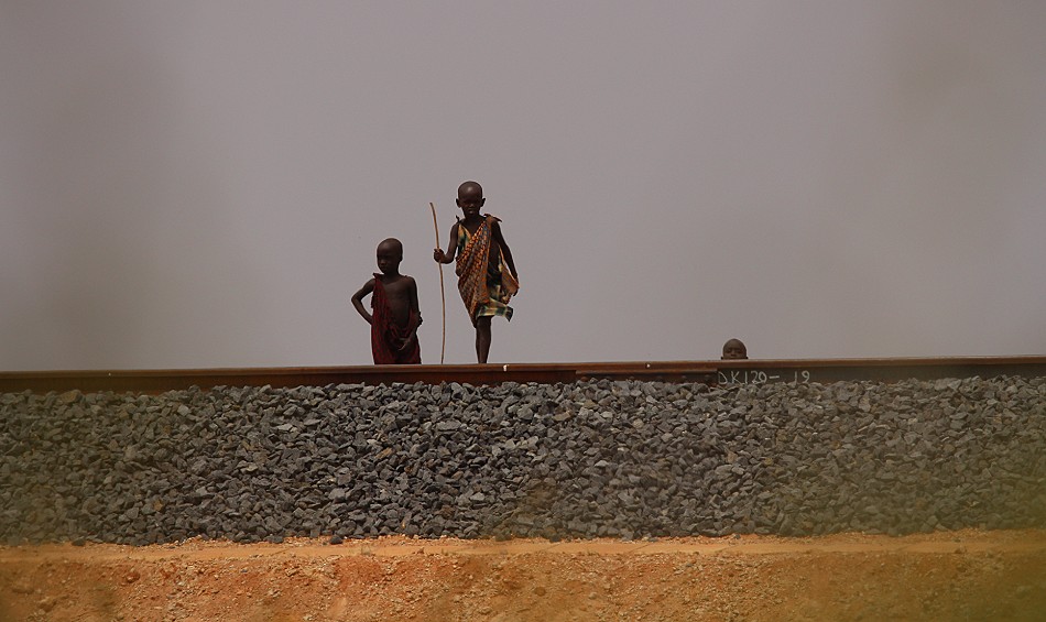 Masai Kinder auf Schnellfahrstrecke