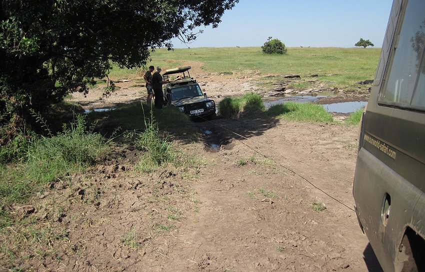 Hilfe für einen festgefahrenen Land Cruiser