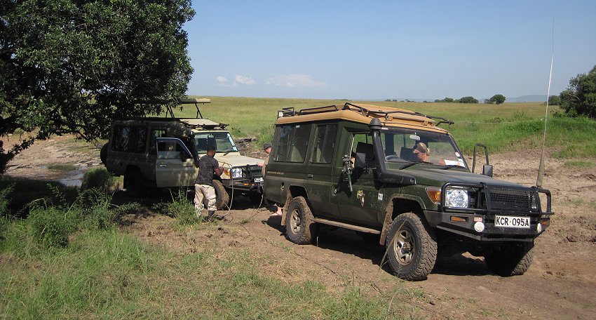 Hilfe für einen festgefahrenen Land Cruiser