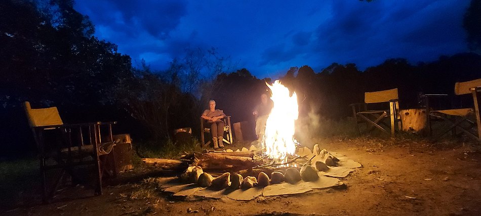 Lagerfeuer im Mara Bush Camp