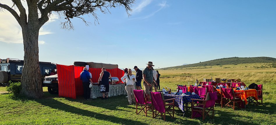 Sektfrühstück im Bush, nach der Ballon Safari