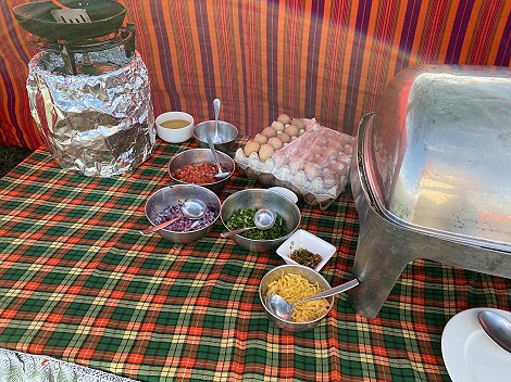 Sektfrühstück im Bush, nach der Ballon Safari