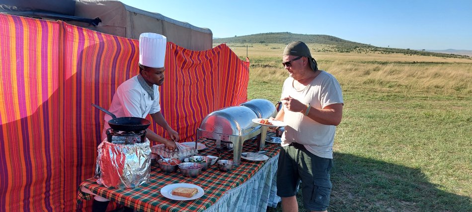 Peter Labuch, Sektfrühstück im Bush, nach der Ballon Safari 