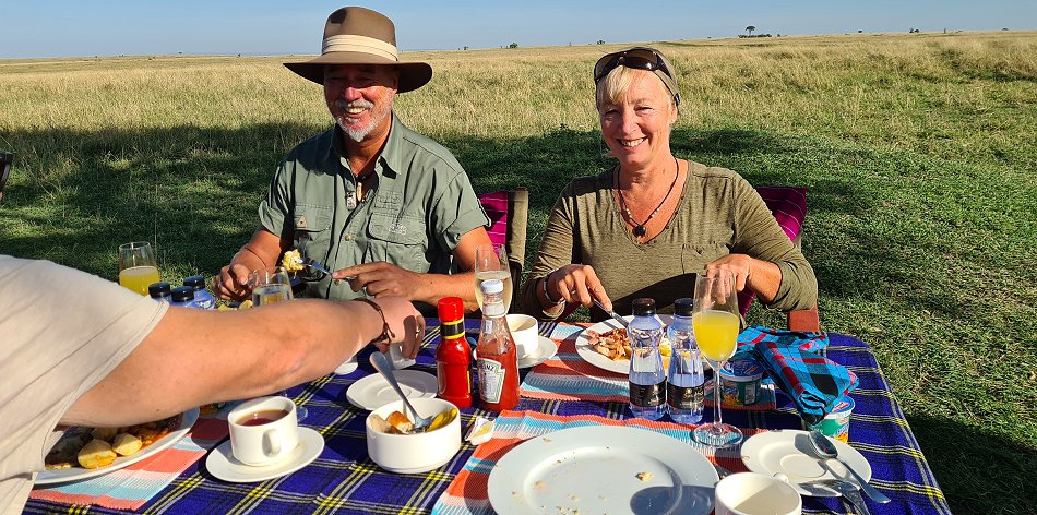 Jörg und Petra Reinecke beim Sektfrühstück im Bush, nach der Ballon Safari