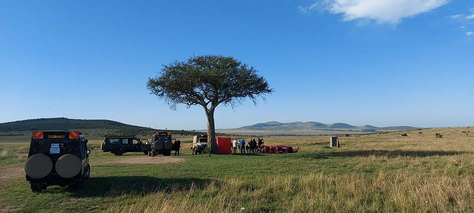 Sektfrühstück im Bush, nach der Ballon Safari