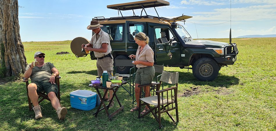 Jörg, Petra Reinecke und Peter Labuch beim Buschfrühstück in der Masai Mara