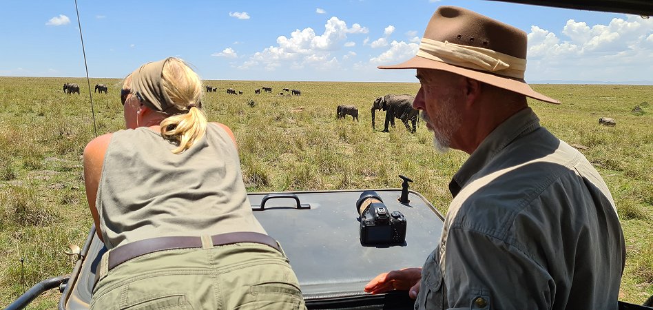 Petra und Jörg Reinecke zwischen den Elefanten der Masai Mara