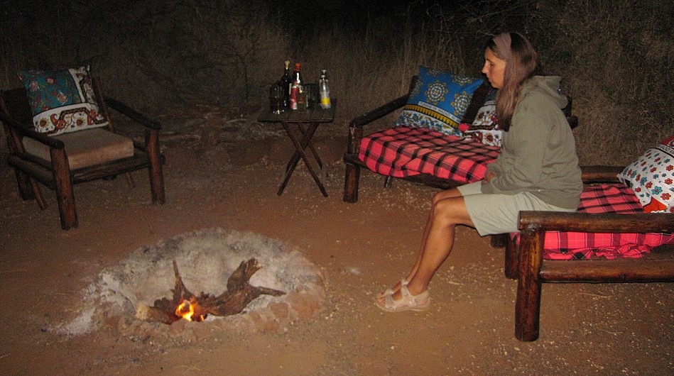am Lagerfeuer im Amboseli Bush Camp
