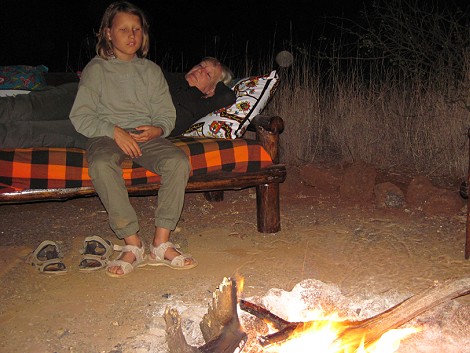 am Lagerfeuer im Amboseli Bush Camp