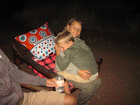 am Lagerfeuer im Amboseli Bush Camp