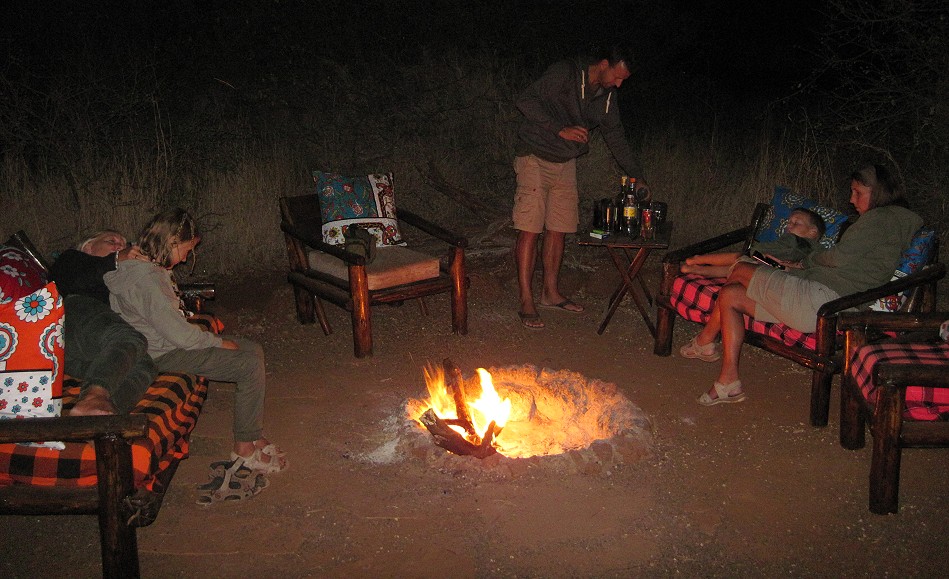 am Lagerfeuer im Amboseli Bush Camp