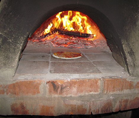 lecker Pizza Backen im Bush