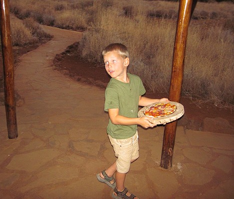 lecker Pizza Backen im Bush
