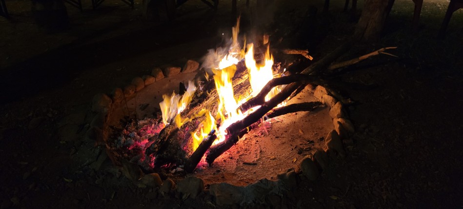 Lagerfeuer im Mara Bush Camp