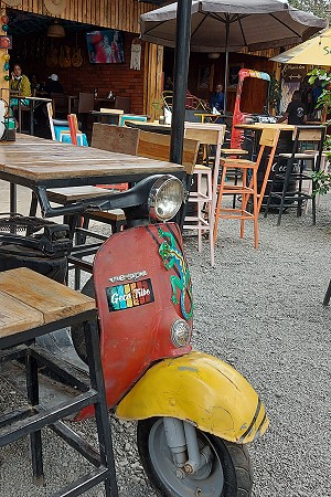 Autowäsche und Pausen Bier im Gecko Tribe, Nairobi