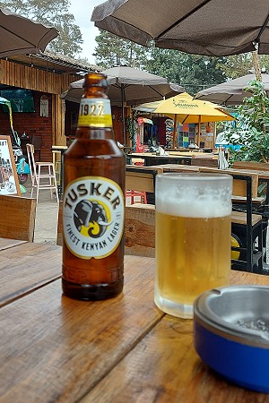 Autowäsche und Pausen Bier im Gecko Tribe, Nairobi