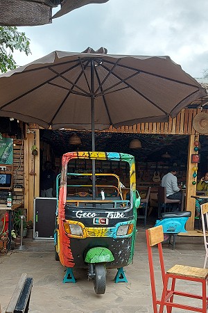 Autowäsche und Pausen Bier im Gecko Tribe, Nairobi