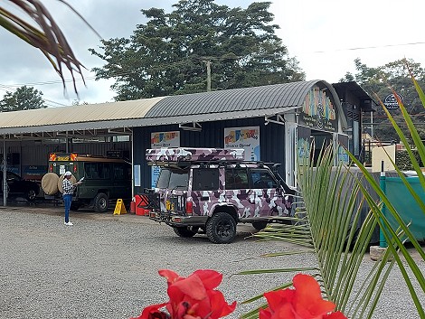 Autowäsche und Pausen Bier im Gecko Tribe, Nairobi