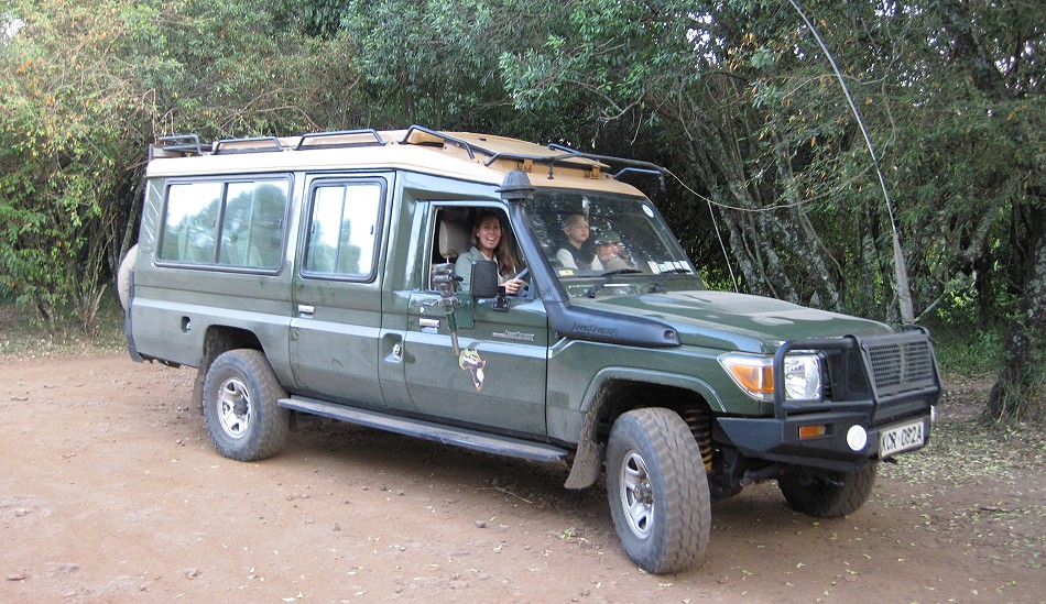 Jenny fährt mit dem Land Cruiser auf Pirschfahrt