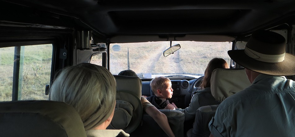 Jenny fährt mit dem Land Cruiser auf Pirschfahrt