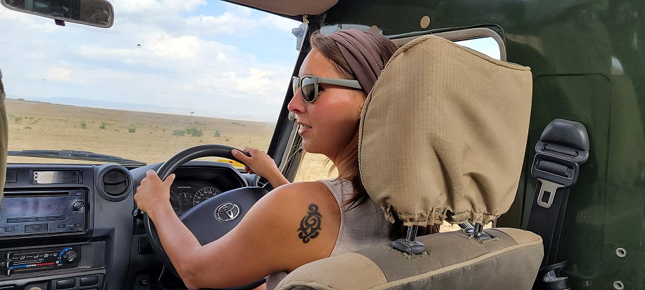 Jenny auf Pirschfahrt in der Masai Mara