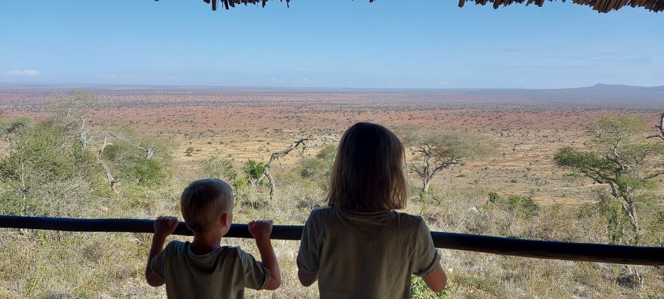 Die Kinder genießen die Aussicht in das Lumo Reservat