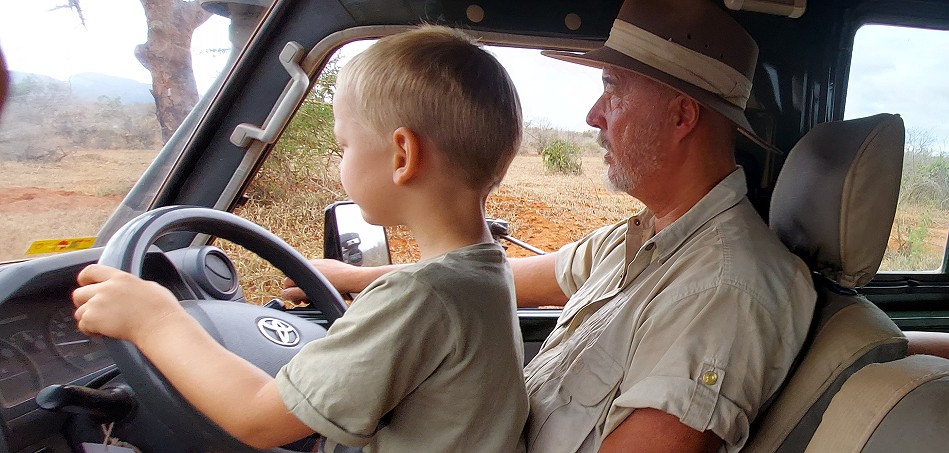 Malik auf Pirschfahrt in Afrika