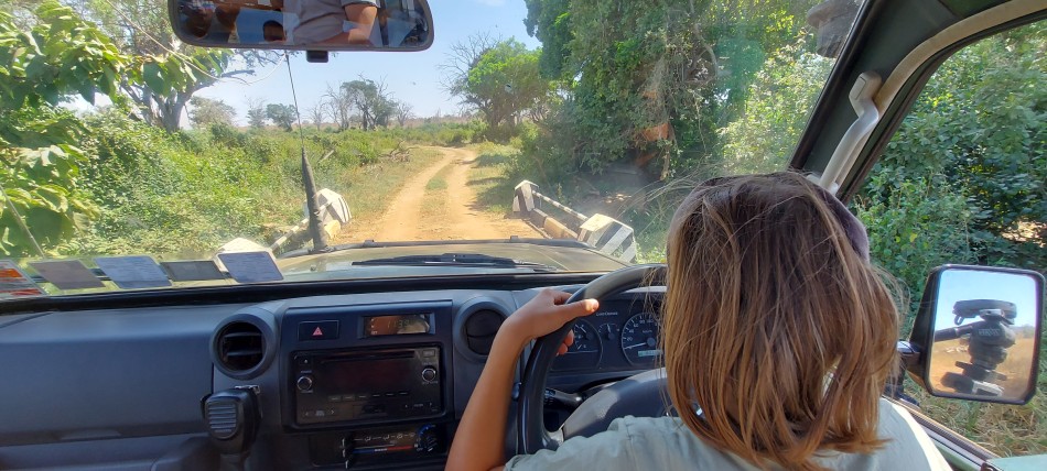 Soraya auf Pirschfahrt im Lumo Conservancy