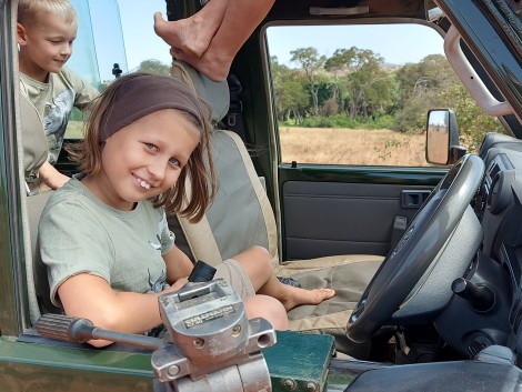 Soraya auf Pirschfahrt im Lumo Conservancy