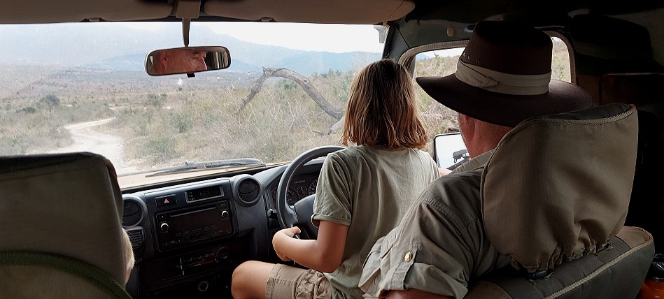 Soraya auf Pirschfahrt im Lumo Conservancy