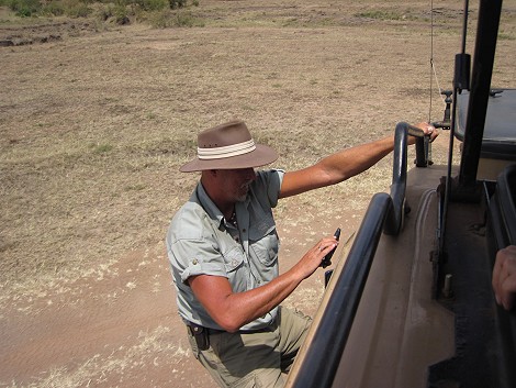 Soraya fährt Land Cruiser in der Masai Mara
