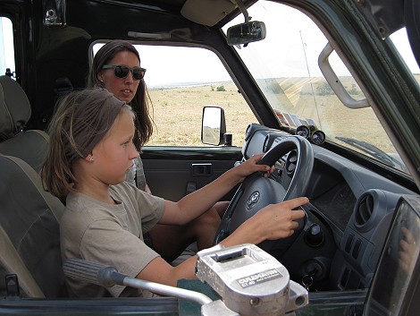 Soraya fährt Land Cruiser in der Masai Mara