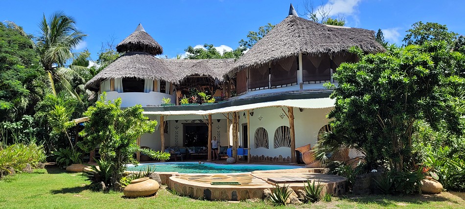 Keringet Tiwi Beach Villa - Tiwi Beach