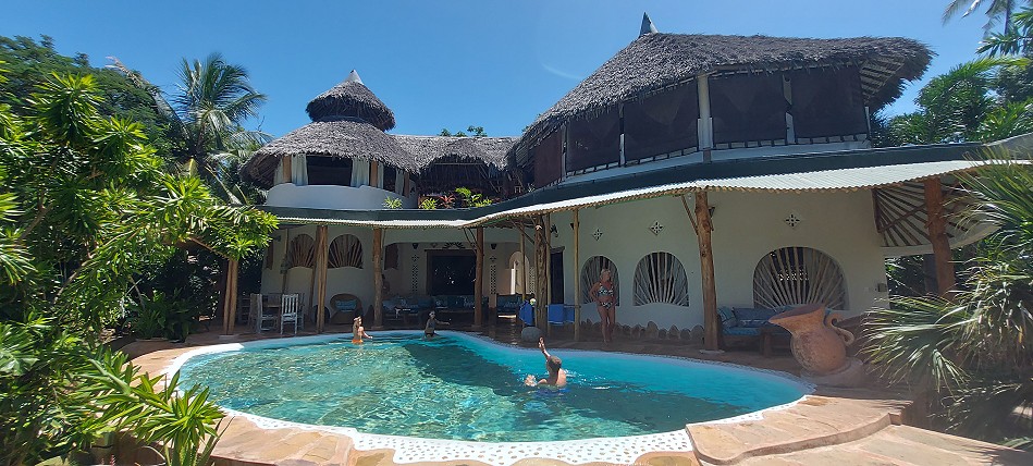 Keringet Tiwi Beach Villa - Tiwi Beach