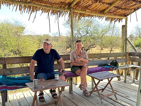 Elefanten an einer Wasserstelle in Laikipia