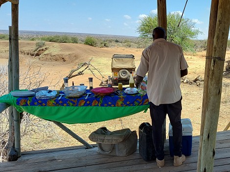 Elefanten an einer Wasserstelle in Laikipia