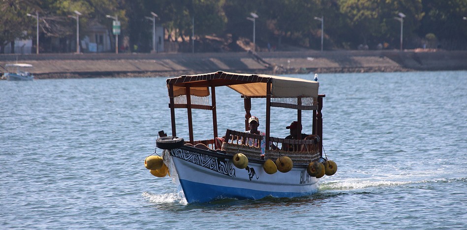 Lamu - mit dem Wassertaxi Black Panther unterwegs