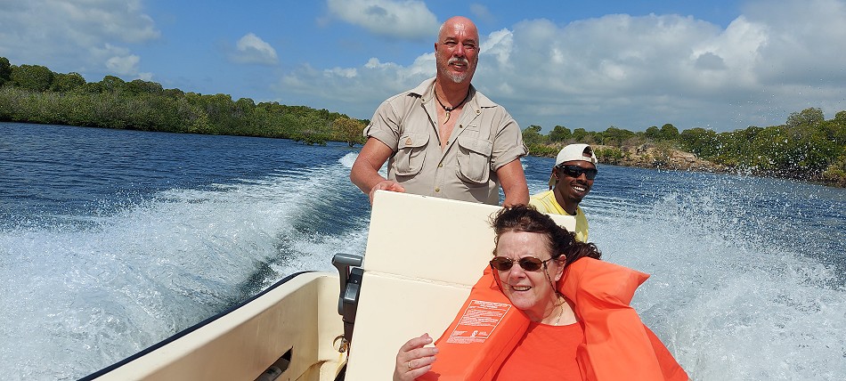 mit dem Speedboat zum Manda Bay Resort
