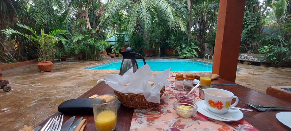 Frühstück am Pool, Boko Boko Guesthouse
