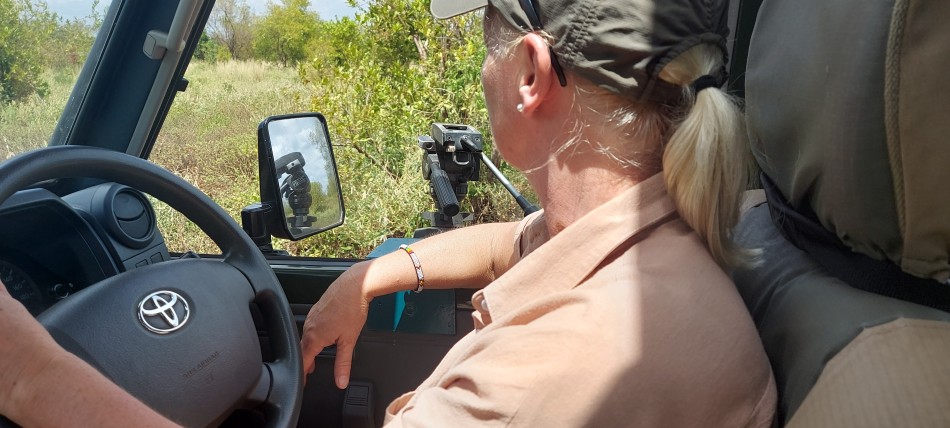 Petra Reinecke auf Pirschfahrt im Meru National Park