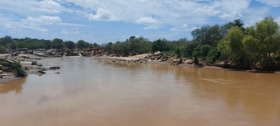 Tana River Bridge - Adamson Falls - Meru / Kora National Park