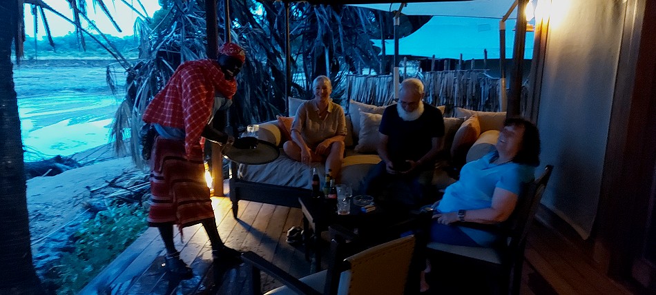 Sundowner Drink im Soroi Larsens Camp
