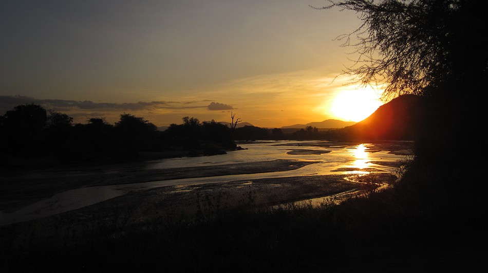 Sonnenuntergang am Ewaso Ngiro River im Samburu Reservat