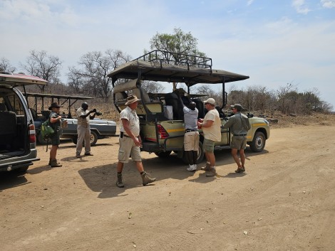 Mit Adam Jones zu Fuß durch den Hwange National Park, Inzila Safaris