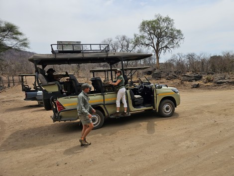 Mit Adam Jones zu Fuß durch den Hwange National Park, Inzila Safaris