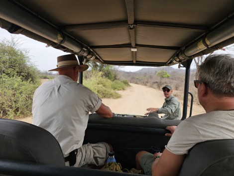 Mit Adam Jones zu Fuß durch den Hwange National Park, Inzila Safaris