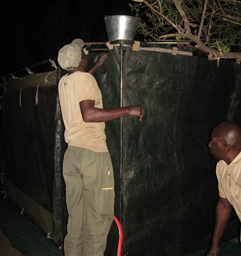 einfache Eimer Dusche im Bush Camp