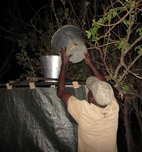 einfache Eimer Dusche im Bush Camp